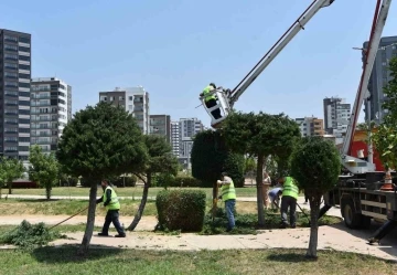 Toroslar’da park ve yeşil alanlar bakımdan geçiyor
