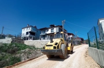 Toroslar’da yollar bakımdan geçiriliyor
