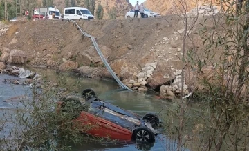 Tortum Çayı’na araç uçtu, 4 kişi yaralandı
