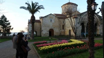 Trabzon’daki Ayasofya Camii lalelerle başka güzel
