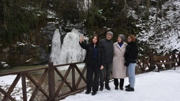 Trabzon'daki Canikdere Şelalesi kışın yerli turistlerin vazgeçilmezi oldu