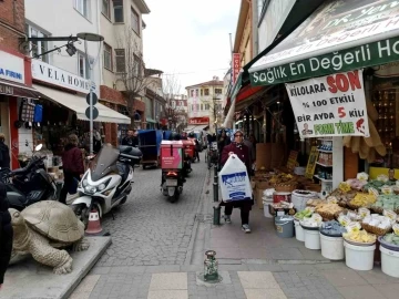 Trafiğe kapalı sokakta oluşan araç yoğunluğu tepki çekti
