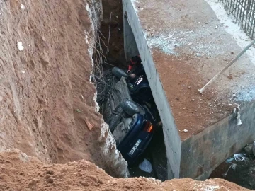 Trafiğe kapalı yola giren otomobil inşaat alanına düştü: 4 yaralı
