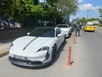 Trafiği tehlikeye atmanın bedeli pahalıya patladı: E-5’te drift atılan anlar kamerada
