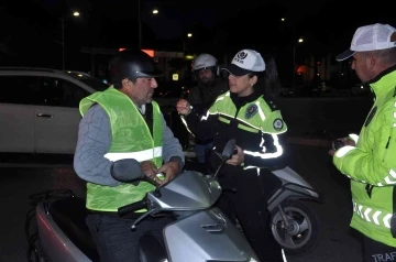 Trafik ekipleri, 2 tekerlekli sürücülere reflektif yelek dağıttı
