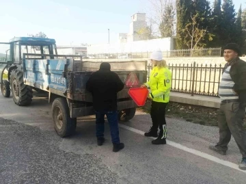 Trafik ekiplerinden romörkler için reflektör dağıtıldı