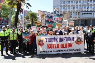 Trafik Haftası kutlamasına katılanlara kırmızı düdük ddağıtıldı
