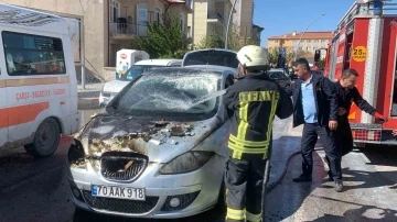 Trafik ışıklarında bekleyen otomobil bir anda alev aldı
