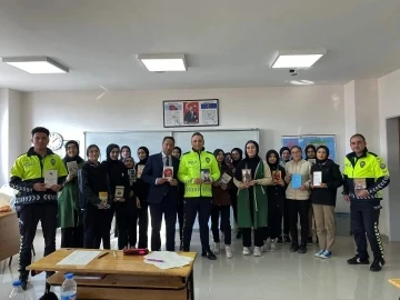 Trafik polisleri, öğrencilere mesleklerini tanıtıp kitap hediye etti
