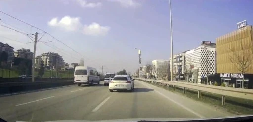 Trafikte makas atan sürücü kamerada