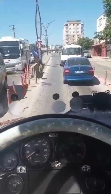 Trafikte şaşırtan anlar: Arızalanan otomobili geri geri çekti
