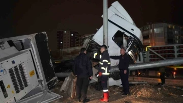 Trafo yüklü tır aydınlatma direğine çarptı: Baba ve oğlu yaralandı
