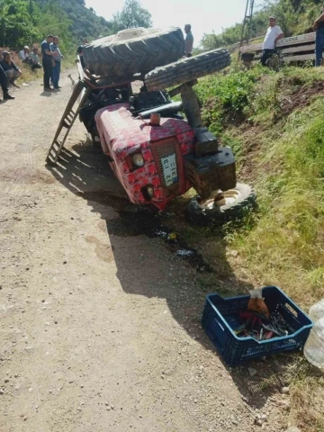 Traktör devrildi: 8 yaşındaki çocuk öldü, annesi yaralandı
