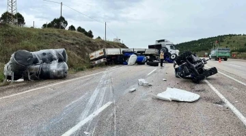 Traktör yüklü tır şarampole devrildi
