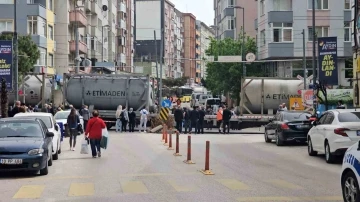 Tren arızası nedeniyle hemzemin geçitte ulaşım kapandı
