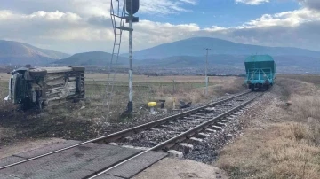 Tren hafif ticari araca çarptı