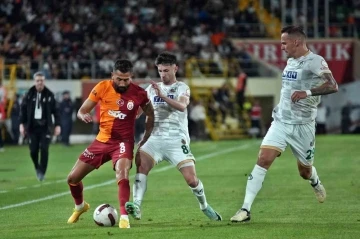 Trendyol Süper Lig: Alanyaspor: 0 - Galatasaray: 0  (İlk yarı)
