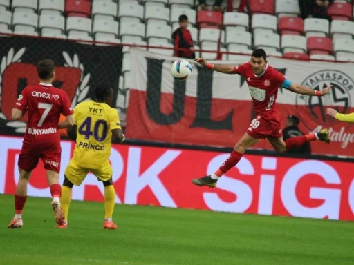 Trendyol Süper Lig: Antalyaspor: 0 - Eyüpspor: 3 (İlk yarı)
