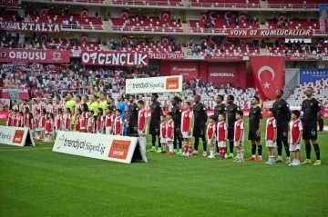 Trendyol Süper Lig: Antalyaspor: 0 - Hatayspor: 1 (İlk yarı)
