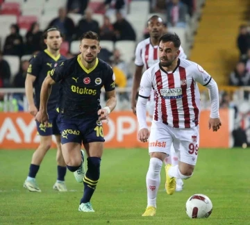 Trendyol Süper Lig: Sivasspor: 0 - Fenerbahçe: 1 (İlk yarı)
