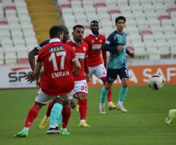 Trendyol Süper Lig: Sivasspor: 1 - Kayserispor: 1 (İlk yarı)
