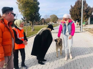 Ünlü manken Tuğba Özay hayvan barınağını gezdi