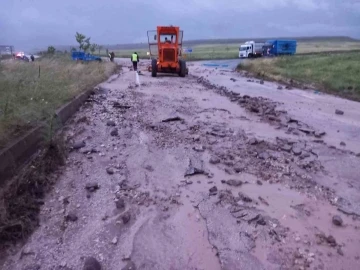 Tunceli’de heyelan nedeniyle yol kapandı
