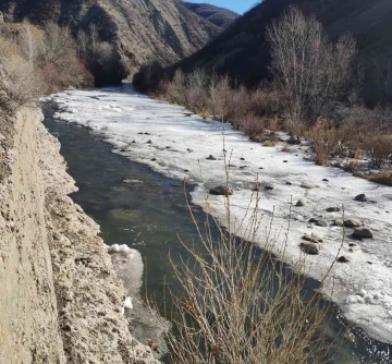 Tunceli’de nehirler buz tuttu
