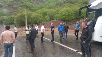 Tunceli-Erzincan karayolunda heyelan: Yol araç trafiğine kapandı
