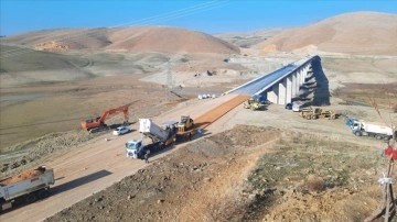 Tunceli'de 4 ilçenin ulaşımı kolaylaştıracak Singeç Köprüsü'nde sona gelindi