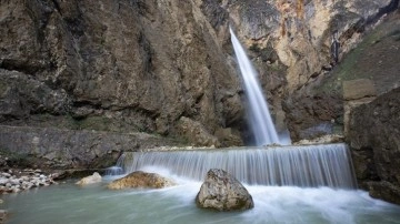 Tunceli'de 80 metreden akan Rabat Şelalesi'nde ilkbahar güzelliği