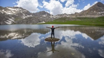 Tunceli'nin buzul göllerini görmek için 3 bin rakımlı bölgeye tırmanıyorlar