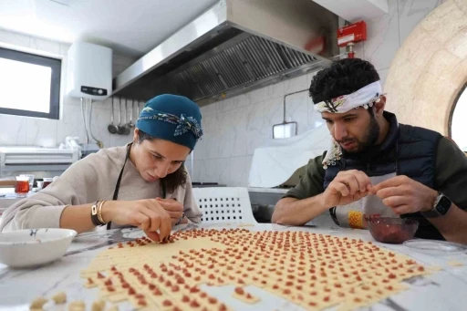 Turistler Kapadokya’da mantı doldurdu, tandırda ekmek pişirdi
