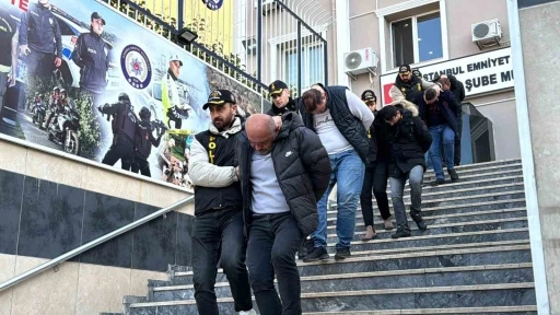 Turistleri hedef alan çete üyelerinin amaçlarına ulaştıktan sonra eğlendikleri anlar kamerada
