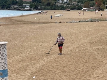 Turistlerin çekildiği plaj define avcılarına kaldı: &quot;Ne bulursak kar&quot;
