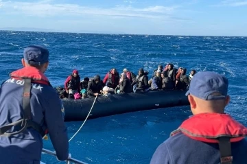 Türk karasularına geri itilen 37 düzensiz göçmen kurtarıldı