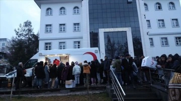 Türk Kızılay depremden etkilenen illerde sıcak yemek hizmeti veriyor