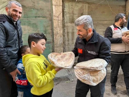 Türk yardım gönüllüleri Halep’te ekmek ve yemek dağıttı
