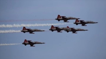 Türk Yıldızları Antalya semalarında gösteri uçuşu yaptı