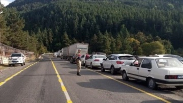 Türkgözü-Posof-Damal kara yolunda uzun ve geniş araçlar trafiği aksattı