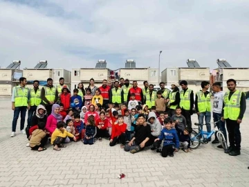 Türkiye’de okuyan Bangladeşli öğrenciler depremzedeleri yalnız bırakmadı
