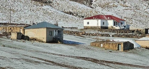 Türkiye’nin en yüksek rakımlı köyü beyaza büründü
