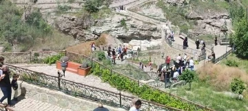 Türkiye’nin en yüksek şelalesine turist akını
