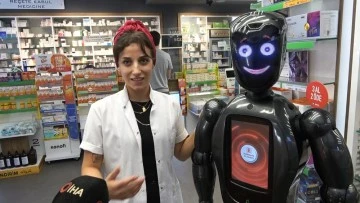 Türkiye’nin ilk yapay zekalı eczane teknisyeni robotu iş başı yaptı