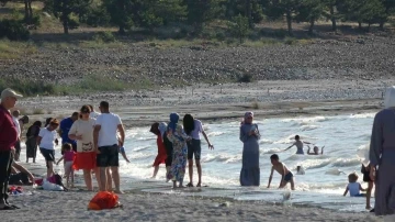 Türkiye’nin Maldivleri Salda Gölü’ne bayramda ziyaretçi akını