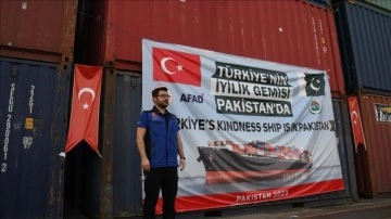 Türkiye'nin Pakistan'daki selzedelere gönderdiği ilk iyilik gemisi Karaçi'ye ulaştı