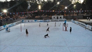 Tuz sahada voleybol maçı yaptılar