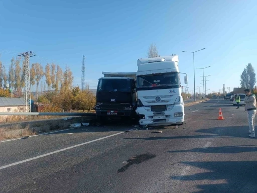 Tuzluca çevre yolunda trafik kazası: İki araç çarpıştı, sürücüler hafif yaralandı
