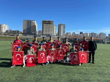 U-16 Ligi maçında futbolcular sahaya kamuflaj ile çıktı
