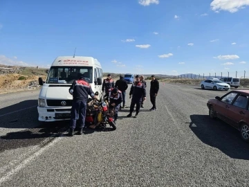 U dönüşü yapan motosiklete minibüsün çarptığı kaza kamerada: 1 ölü
